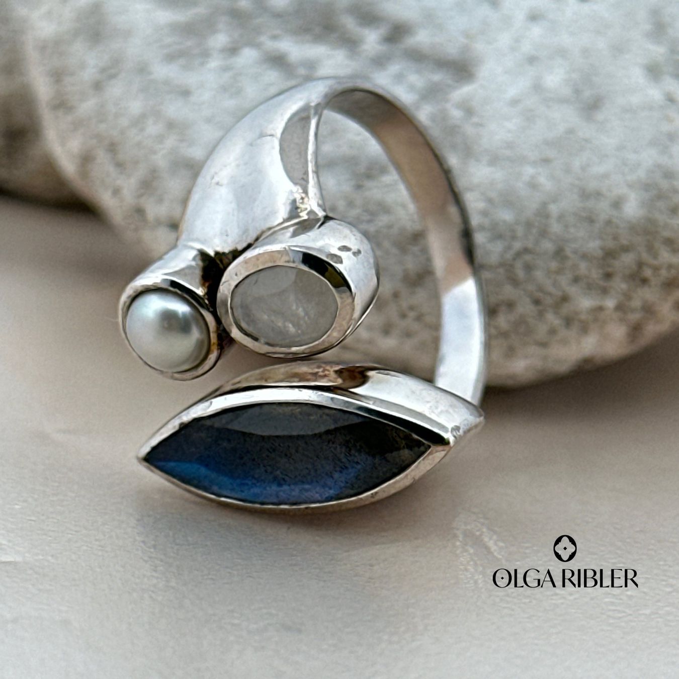 Olga Ribler Bagues: Offener Statement Ring mit Labradorit, Mondstein & Perle – Neuf (Voir description) à Luzern par byolgaribleroutlet 5