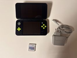 Nintendo 2DS XL mit Mario Kart 7 und Ladekabel