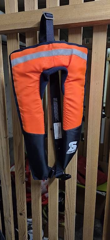 Gilets de sauvetage: Schwimmweste – D'occasion à Interlaken par rim_9d7j