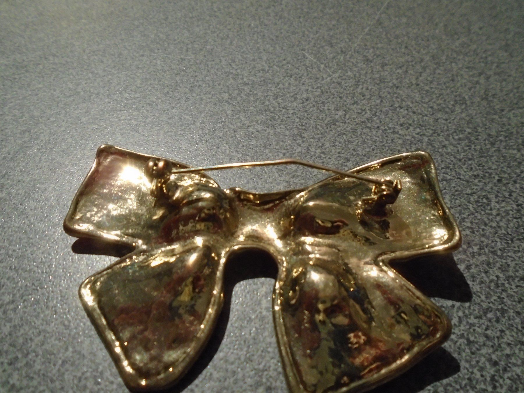 Broschen & Nadeln: Brosche goldfarbig, Masche – Gebraucht aus Zürich von abraxas1291 1