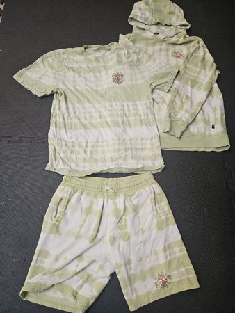 Kleiderpaket mit T-shirt, Puli und Hose