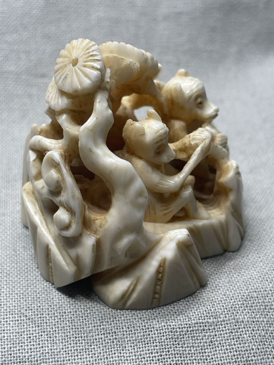 Statuette: Netsuke - zwei Affen sitzen in einer Felsgrotte – Usato da Embrach venduto da Gauvain1 4