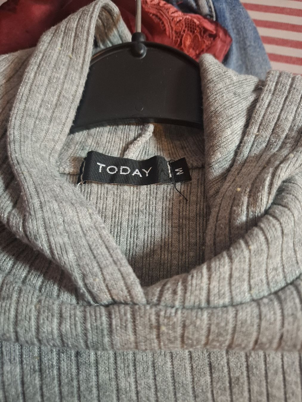 Top: Crop Top à Capuche "Today" Gris Chiné, Taille M – Usato da Riddes venduto da mim_qs5p 2