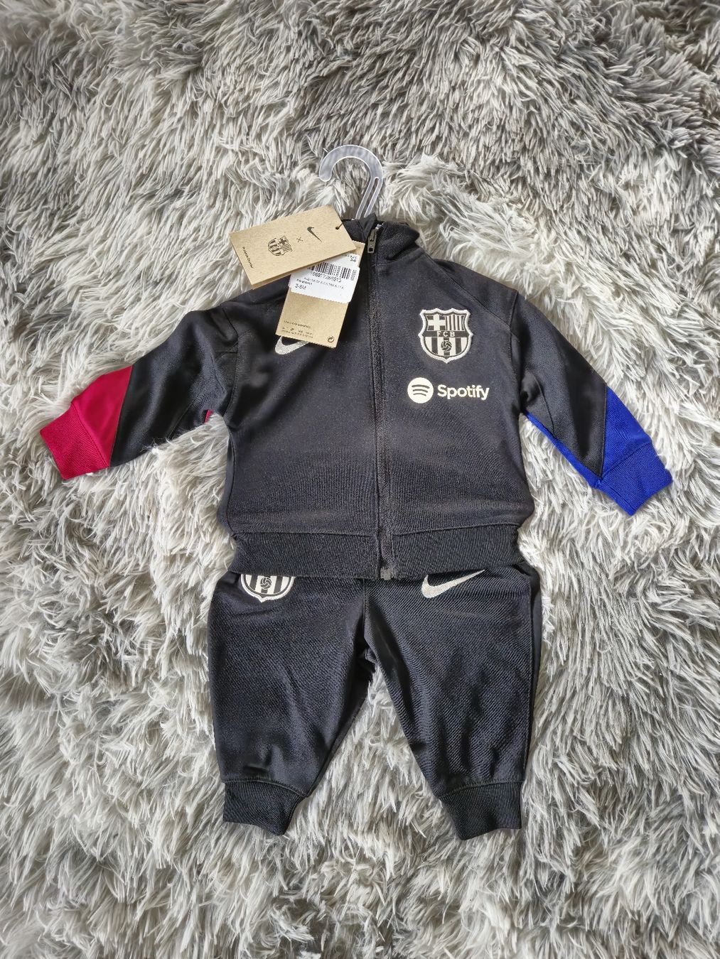 Lotti & Set di vestiti: Barcelona Tracksuit – Nuovo (secondo la descrizione) da Ehrendingen venduto da ced_r7xd