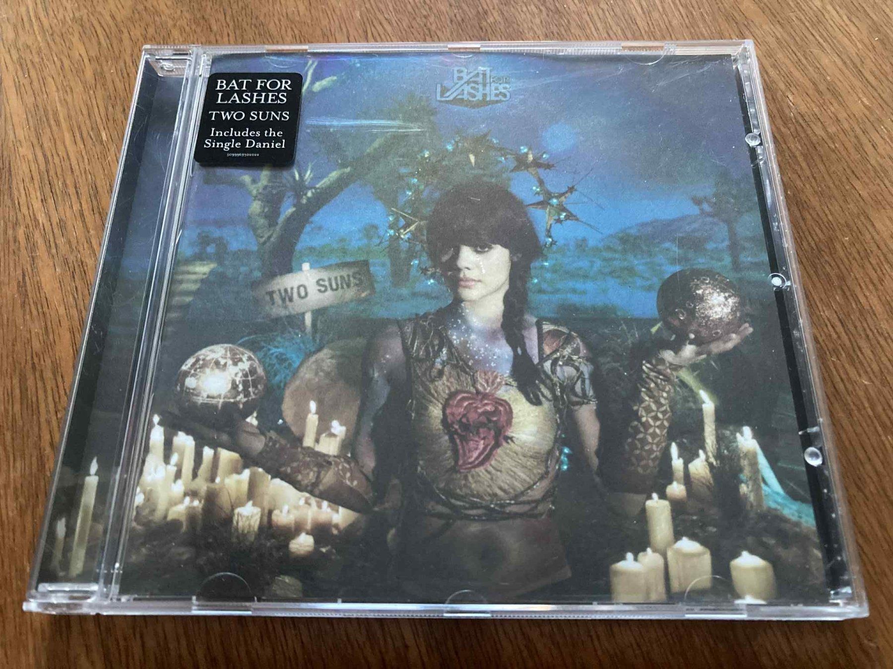 CDs: Bat For Lashes - Two Suns CD – Gebraucht aus Lausanne von sim_bc8q