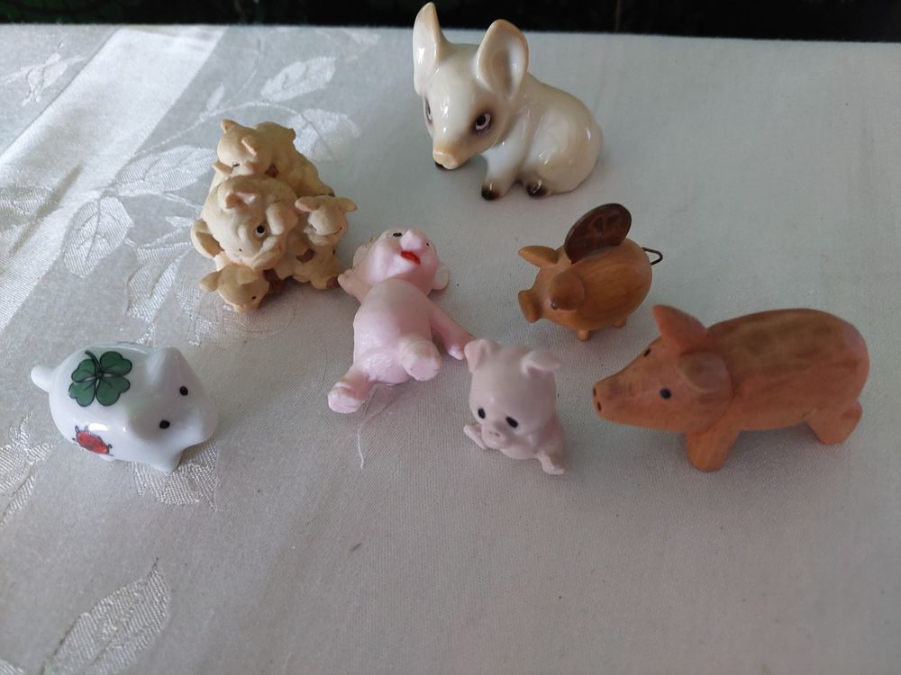 KARLOR Mini Schweinchen Figuren - 6 Stück Mit Regenmantel - Süße Deko Für Puppenhaus & Desktop