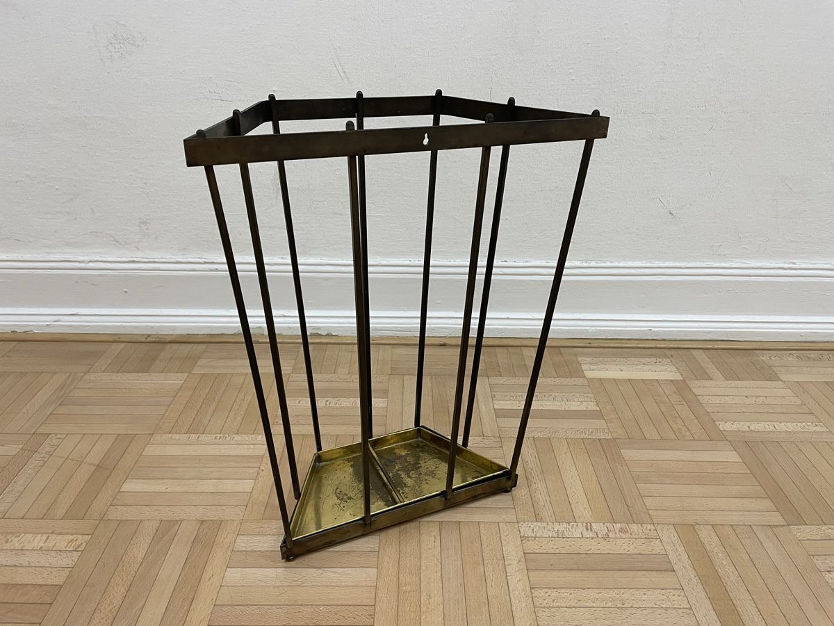 Sonstige Büroeinrichtungen: Schlichter Art Deco Messing Schirmständer Wandschirmständer – Gebraucht aus Zürich von Vintagewiesel 7