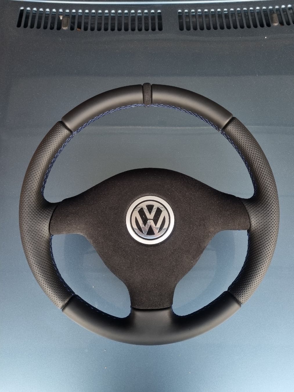 Volkswagen Tutti pezzi di ricambio auto: VW Golf 4 Lenkrad Neu bezogen – Nuovo e nell'imballaggio originale da St. Gallen venduto da Luis_w98