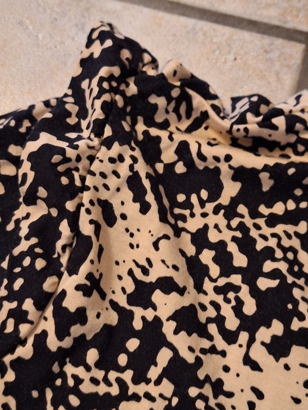 Blusen: Shirt scwarz, beige, weich und elastisch – Gebraucht aus Rheinfelden von Cleopatra2000 3