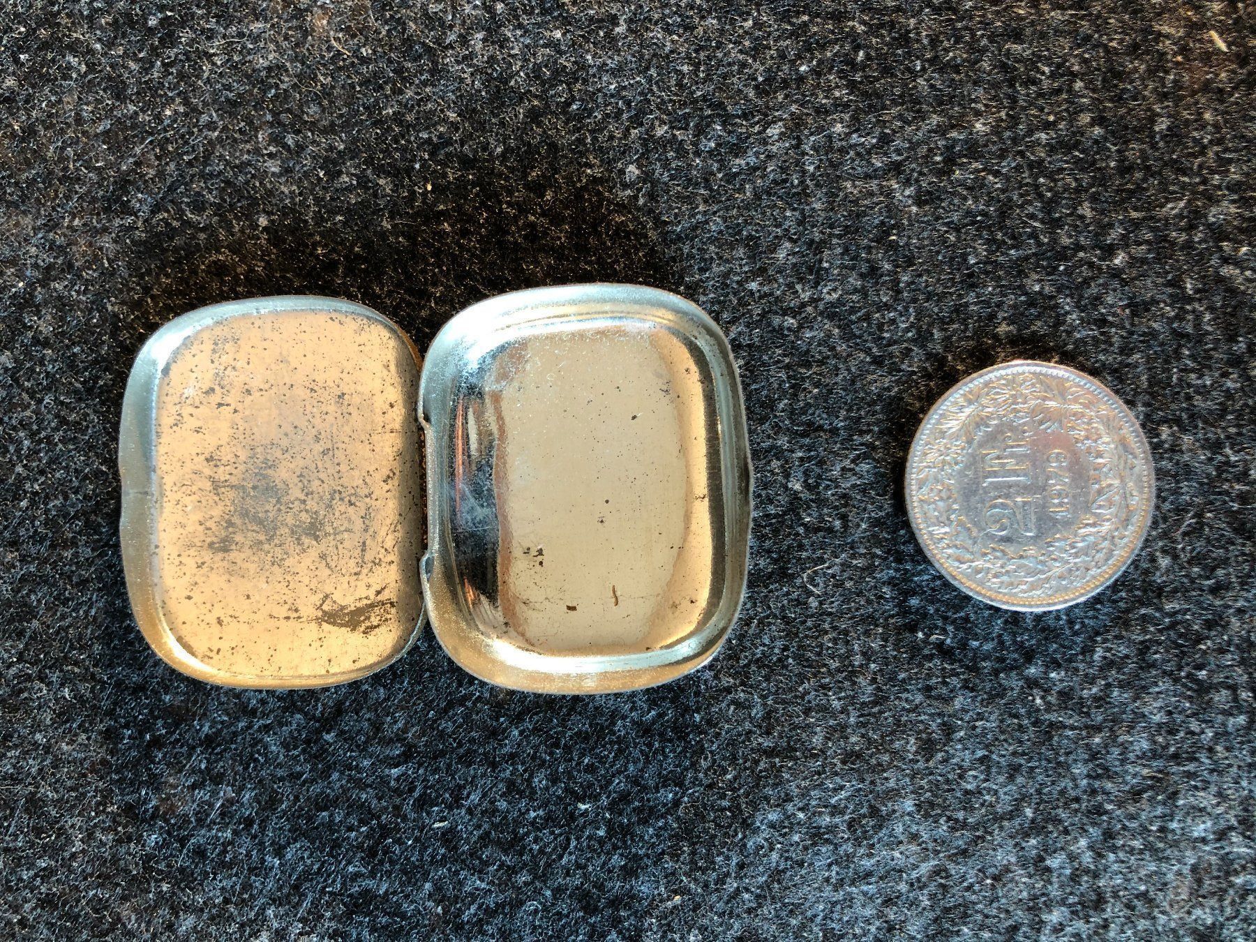 Altro in Decorazioni & Accessori: Boite en metal / Vintage Metall Patchbox – Usato da Saignelégier venduto da Ax3l 3