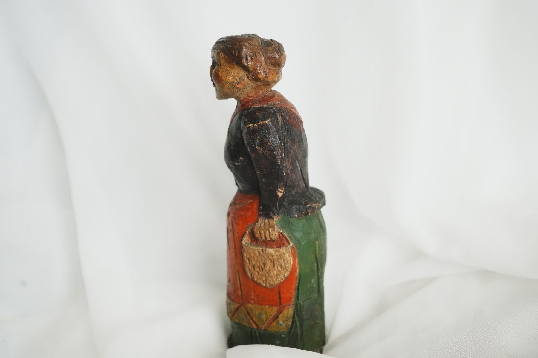Statuette: Handgeschnitzte Holzfigur einer sitzenden Frau mit Handspieg – Usato da Volketswil venduto da HeredisAntiques 1