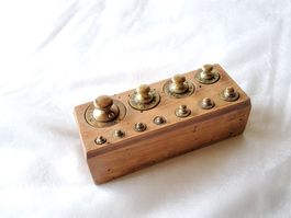 Socle en bois ancien avec poids de balance en laiton 