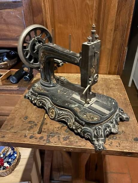 Macchine da cucire: Machine à coudre à manivelle ancienne  – Usato da Préverenges venduto da que_vq6t 2