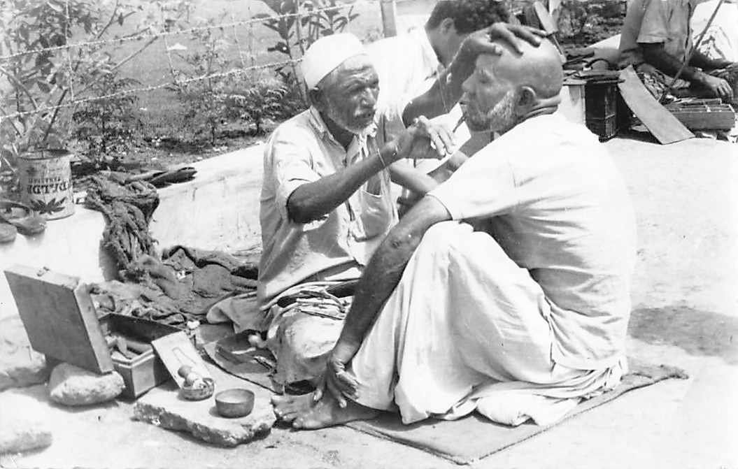 Cartoline postali: STREET BARBER Karachi um 1940 – Usato da Lufingen venduto da TopAnsichtskarten