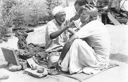 STREET BARBER Karachi um 1940