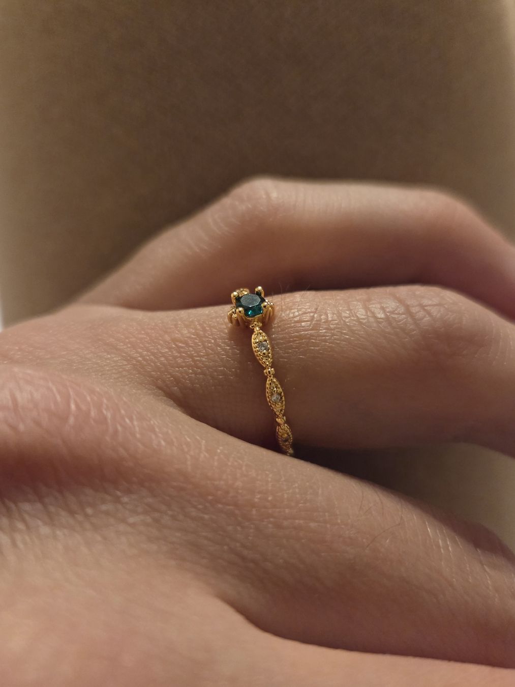 Anelli: 925 Silber Ring goldig mit grünem Stein – Nuovo e nell'imballaggio originale da Bazenheid venduto da Han_06