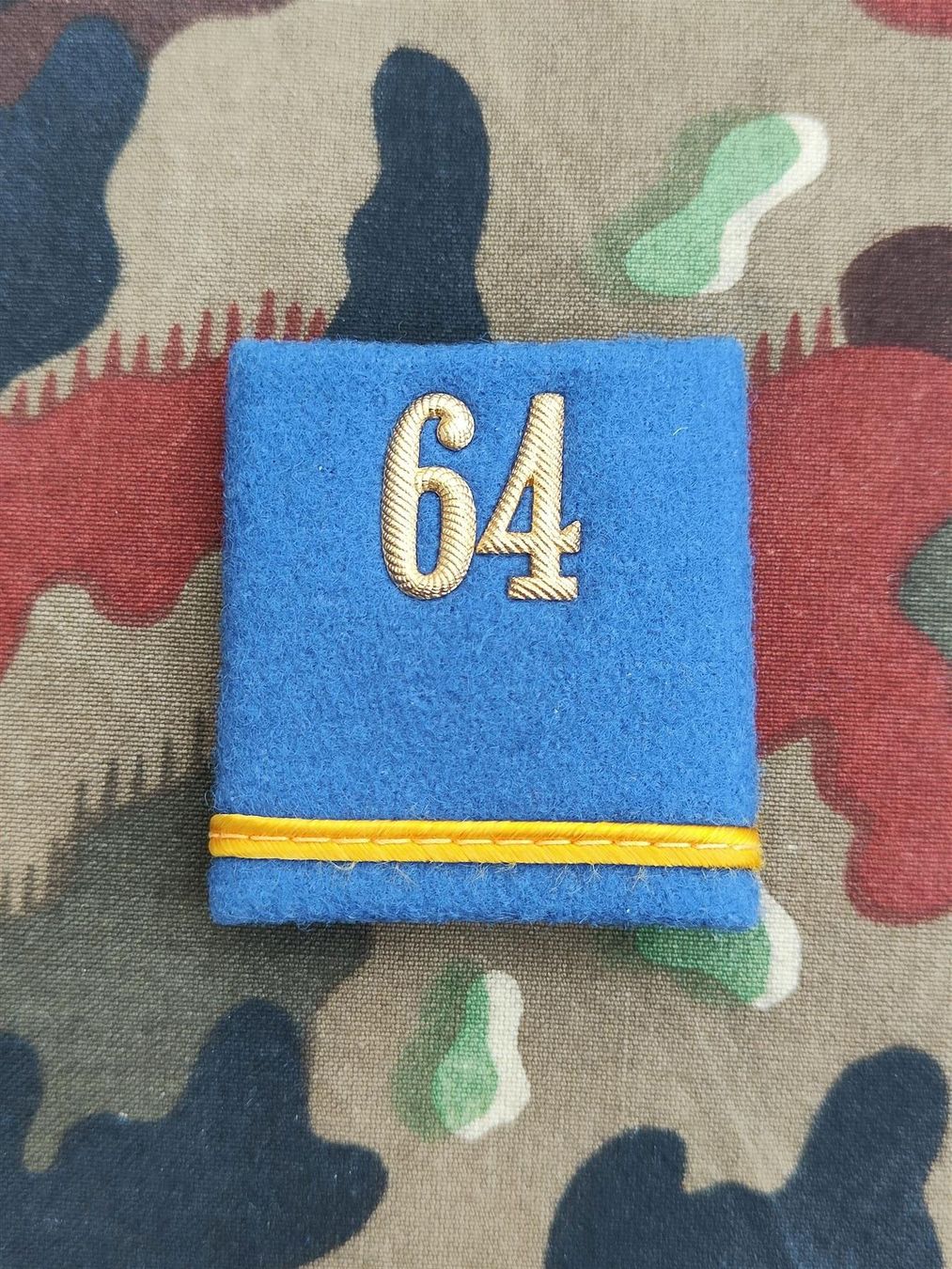 Placchette & Badge: Schulterpatte Leutnant Bat 64 – Usato da Bauma venduto da SwissMilitaria