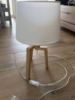 2 Tischlampen mit Holzfuss und Stoffschirm