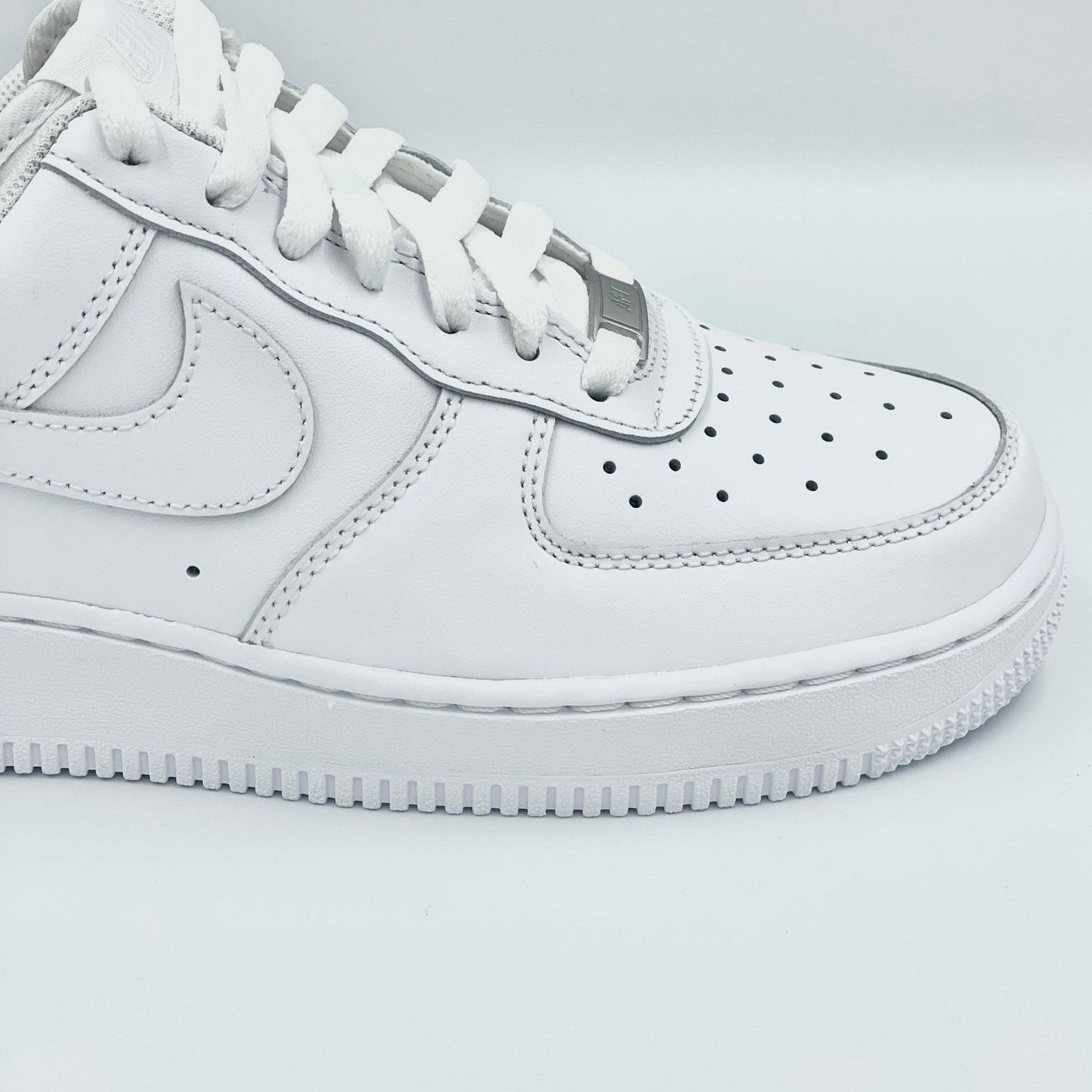 Nike Scarpe da donna: Nike Air Force 1 Triple White EU 38.5 – Nuovo e nell'imballaggio originale da Erlinsbach venduto da sasneakers 2