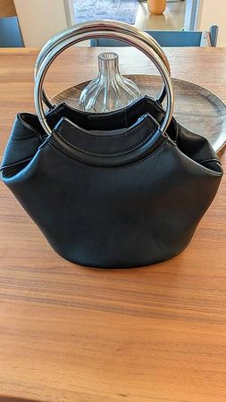 Schwarze Handtasche mit Metall-Ringgriffen