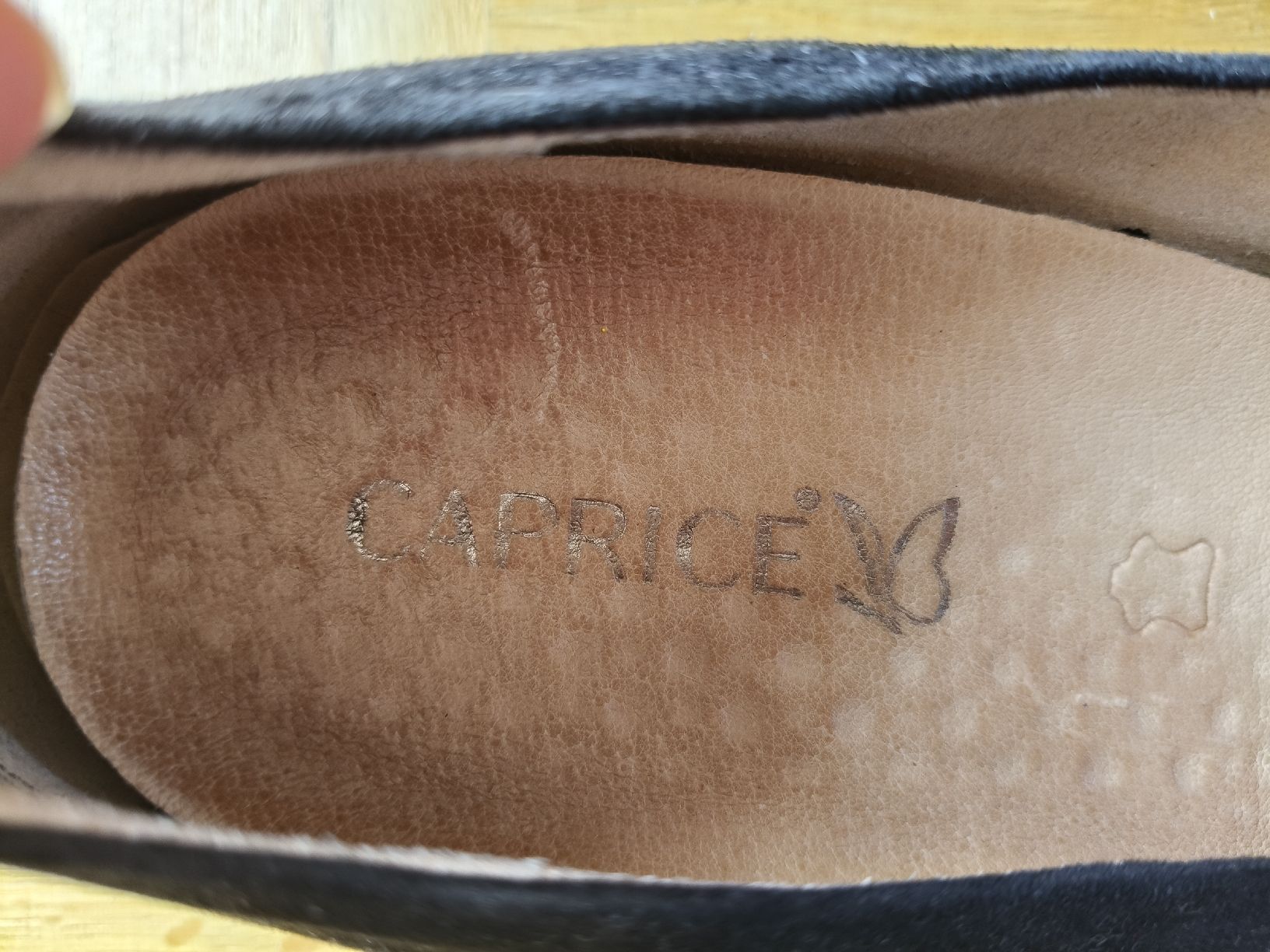 Scarpe da donna: Escarpins Caprice noires en daim, taille 42 – Usato da Petit-Lancy venduto da Elissouche 2