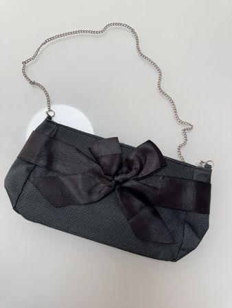 Neue elegante Handtasche mit schwarzer Schleife