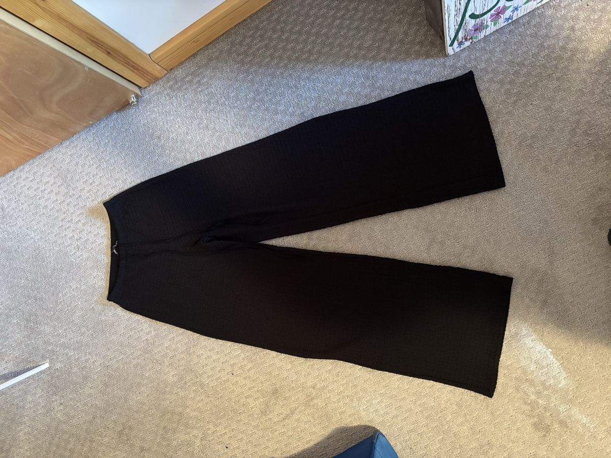 Zara Hosen: pantalon large, fluide, noir – Gebraucht aus Haute-Nendaz von marionfournier