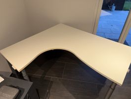 Eckschreibtisch weiss mit Kabelmanagement gebraucht