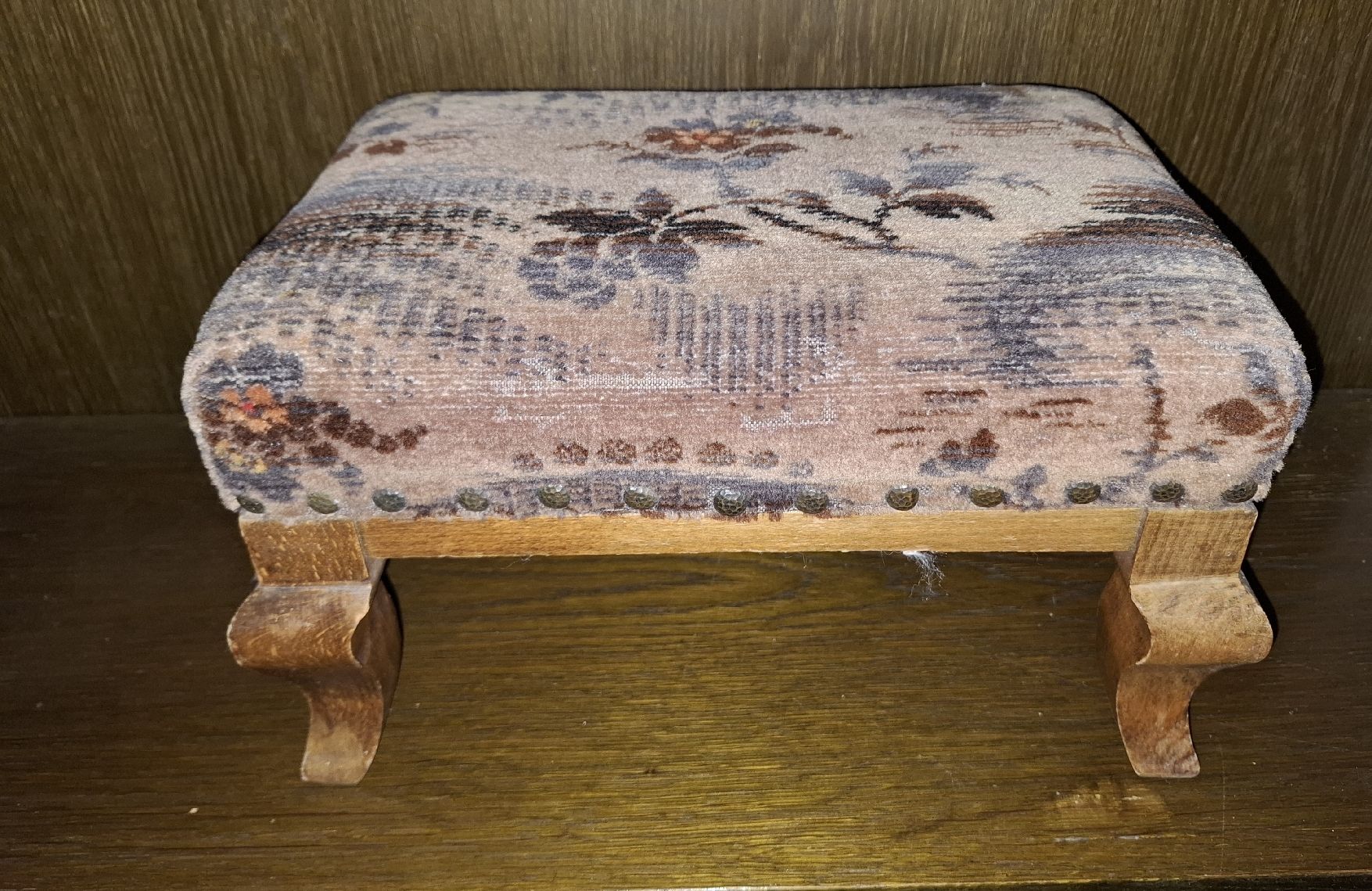 Sgabelli: Antiker Fusshocker mit Blumenmuster, – Usato da Zuchwil venduto da bvj_5t82