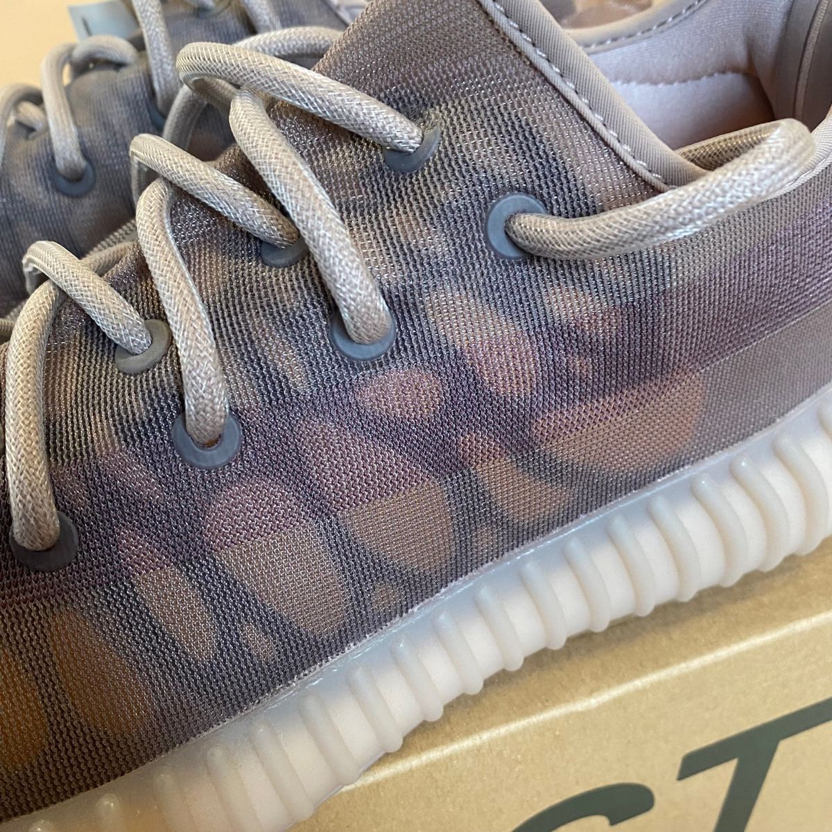 Adidas Herrenschuhe: Yeezy 350 V2 Mono Mist's – Neu und originalverpackt aus St. Gallen von sourced_limited 1