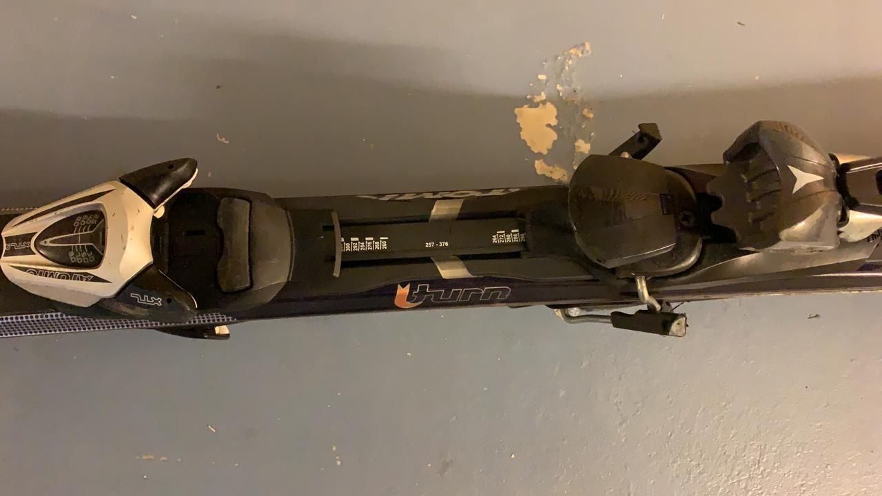 Skis: ATOMIC Skier inkl. Stöcken – Gebraucht aus Mauren von SB1606 4