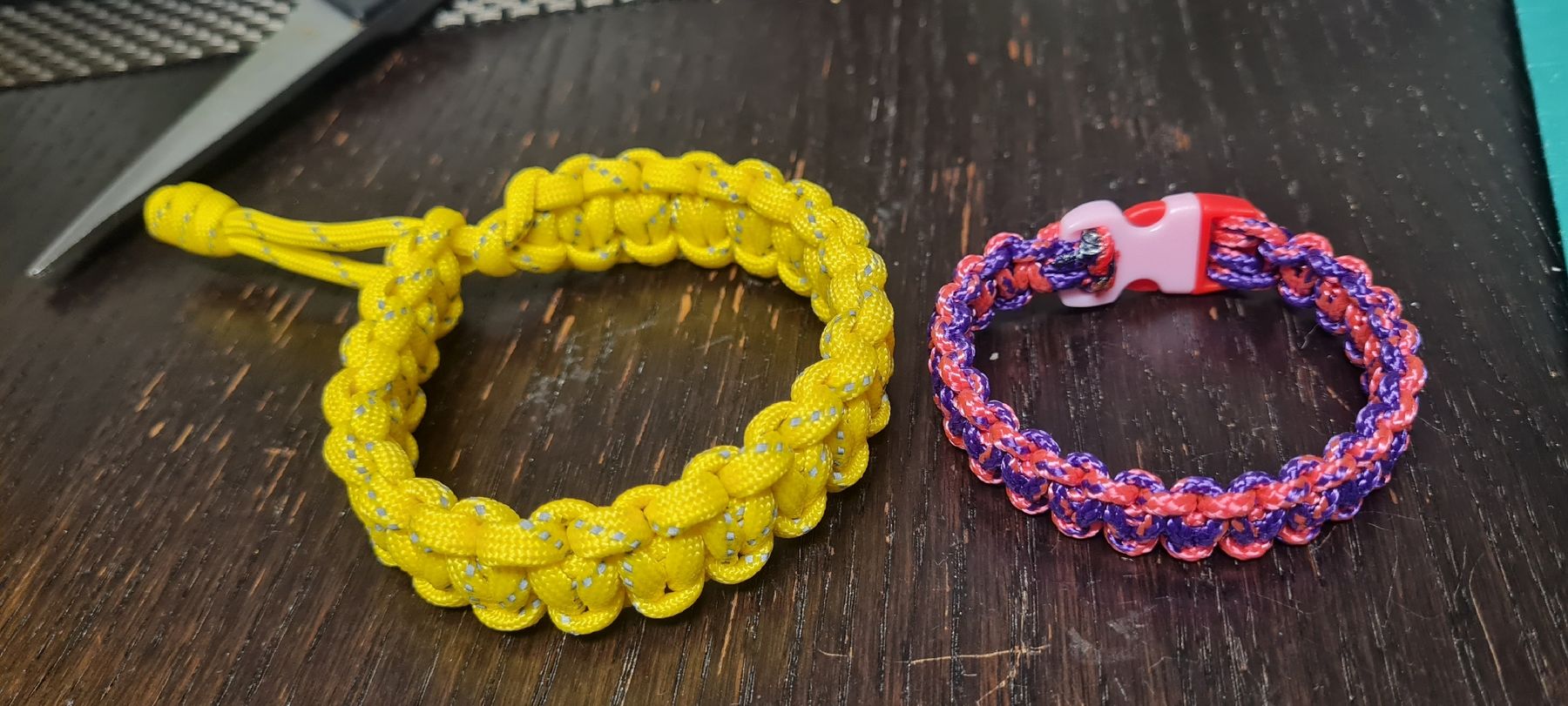 Bracciali & Braccialetti: 2 Stk. Armbänder in Paracord. – Nuovo (secondo la descrizione) da Zürich venduto da dav_n8m7