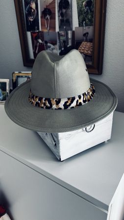 Hut mit Leopardenband  Grösse 59