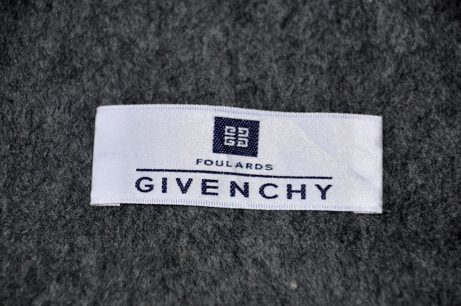 Givenchy Schals: Givenchy Schal  / écharpe – Defekt aus Collonges von Auganien 2