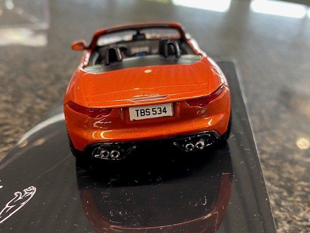 Jaguar Modellini d'auto: Modelauto Jaguar F-Type V8-S orange 1:43 – Nuovo e nell'imballaggio originale da Au ZH venduto da ausee01 3