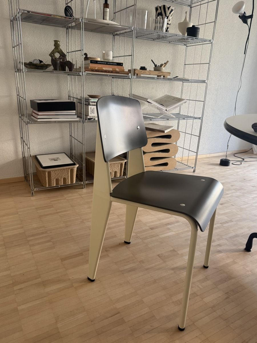 Vitra Sedie: Standard SP Chairs Jean Prouvé – Nuovo (secondo la descrizione) da Bern venduto da nipilli 1