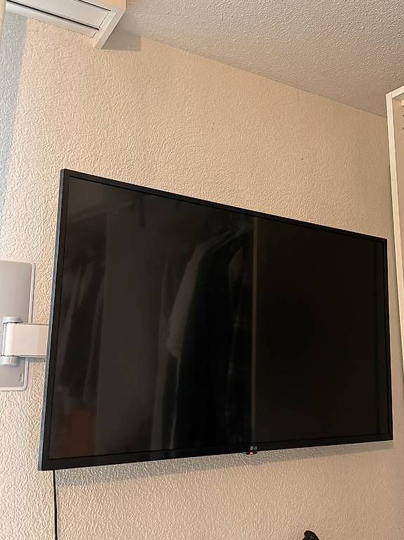 LG Fernseher: LG 43' Zoll TV inkl. Wandhalterung – Gebraucht aus Au ZH von Jessica1512
