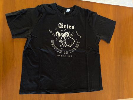 Schwarzes T-Shirt von H&M Divided, Aries Motiv, Grösse S