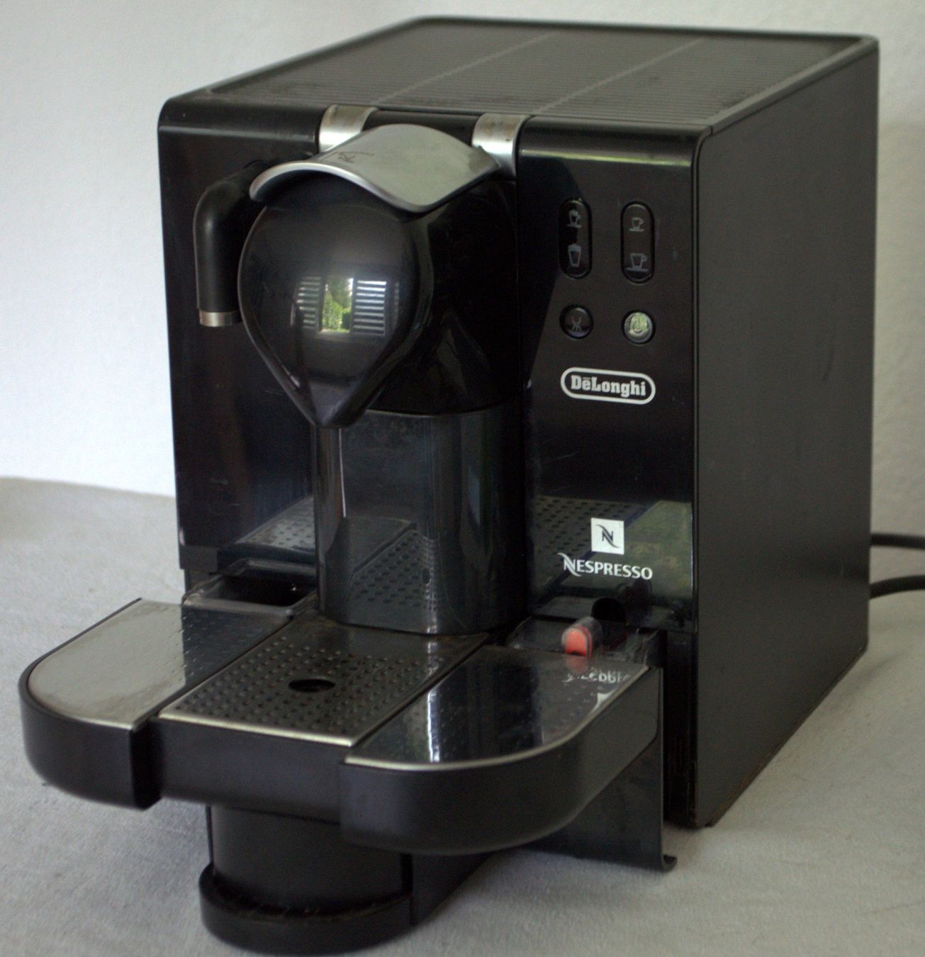 De'Longhi Kaffeemaschinen & Espressomaschinen: Nespresso Delonghi Kaffeemaschine / machine à café – Gebraucht aus Collonges von arashee