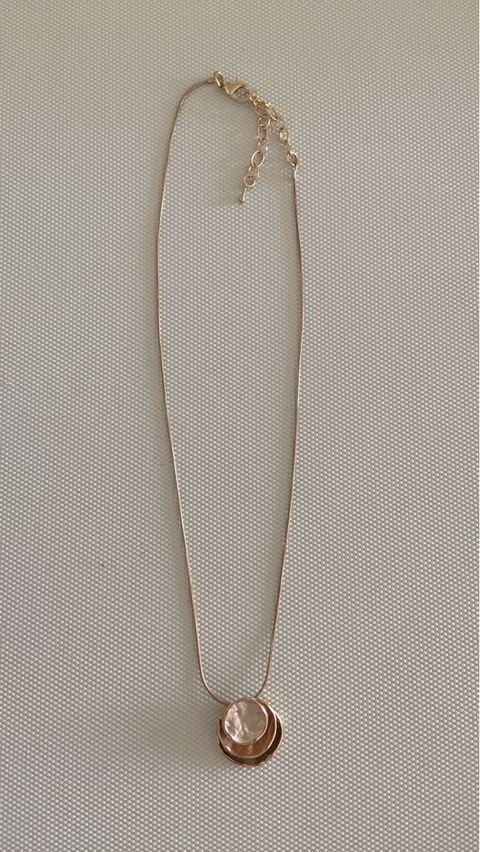 Catenine: Collier design or, pendentif abstrait, parfait état – Nuovo (secondo la descrizione) da Cortaillod venduto da Ava1725