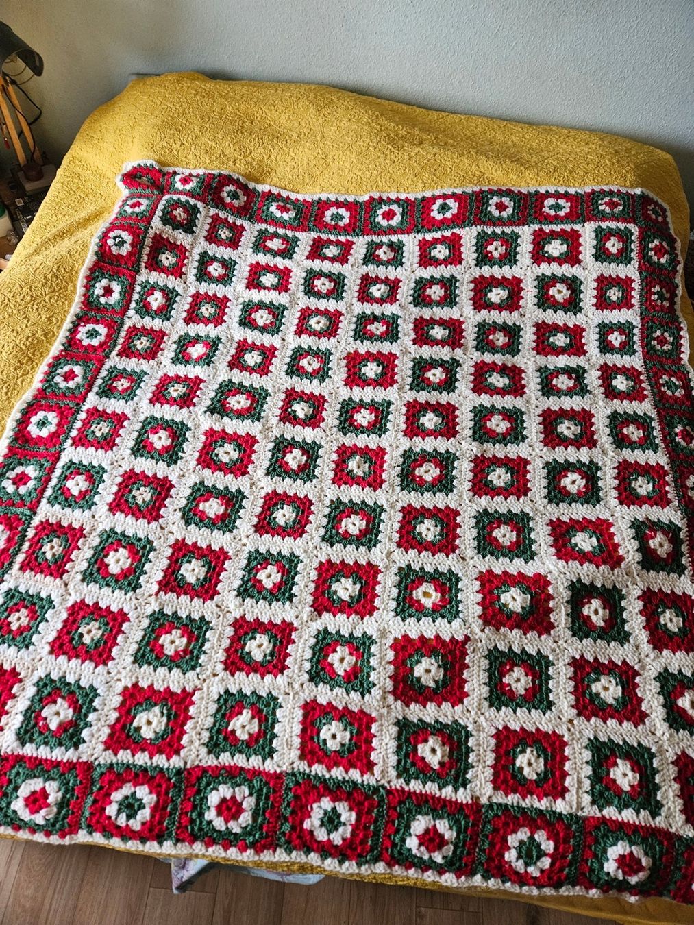 Coperte: Couverture crochet faite main couleurs d hiver! granny patch – Nuovo (secondo la descrizione) da Thônex venduto da lacomtessedesfees