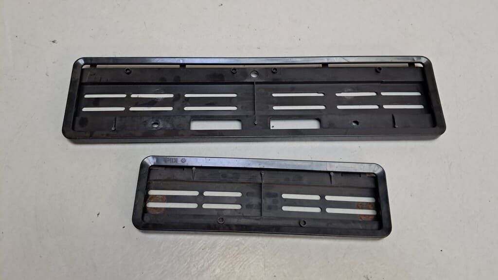 Swiss Klick Alle Autoersatzteile: Kennzeichenhalter-Set Swissklick in schwarz – Gebraucht aus Alpnach-Dorf von Hess-Automobile