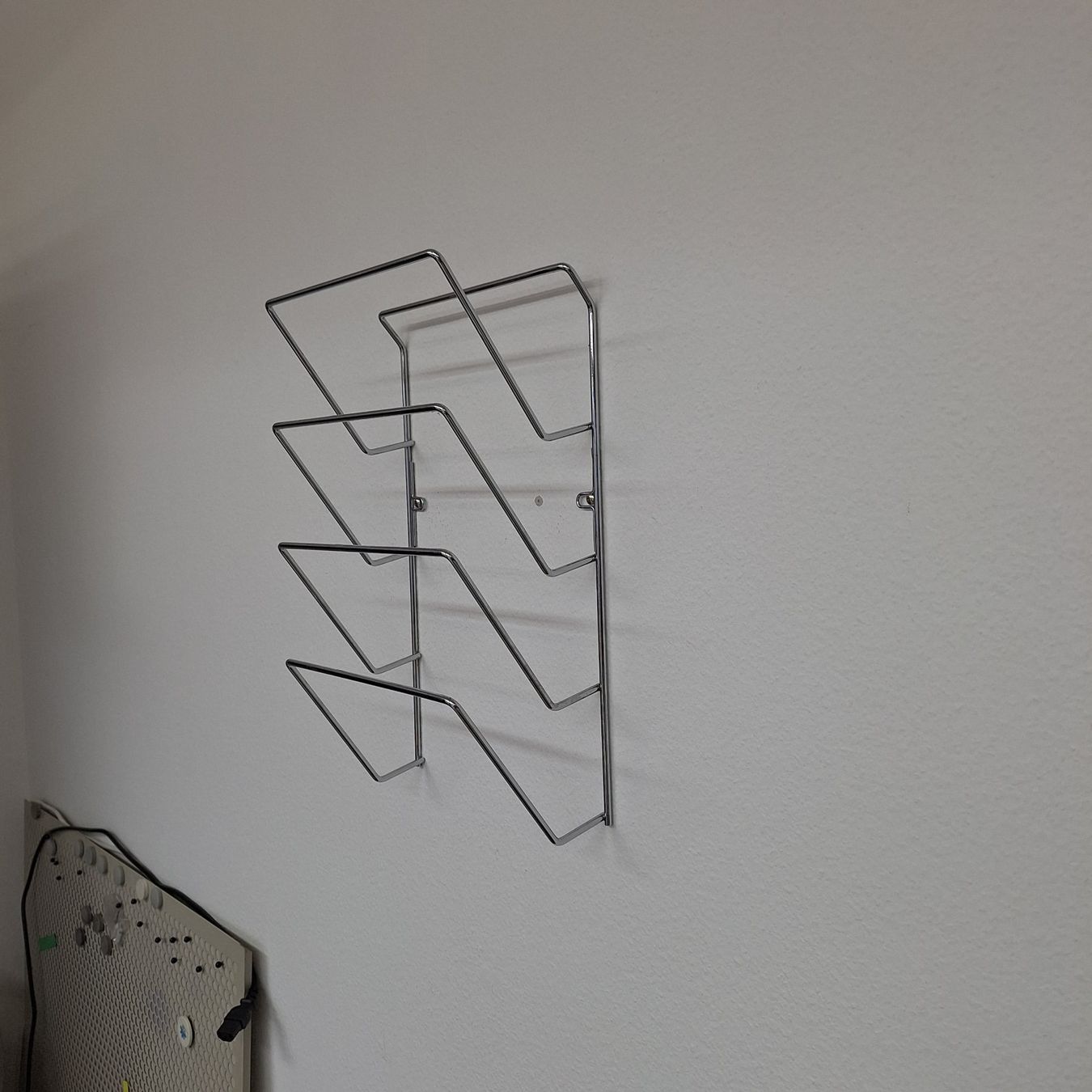Étagères: Wand-Zeitungshalter verchromt, 4 Fächer – Neuf (Voir description) à Spreitenbach par ric_hyq6 6
