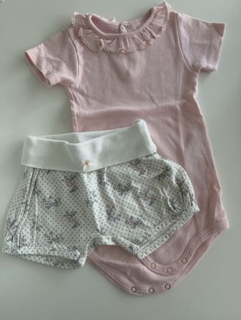 Neuwertig: Body Petit Bateau und Shorts Sanetta 68/74