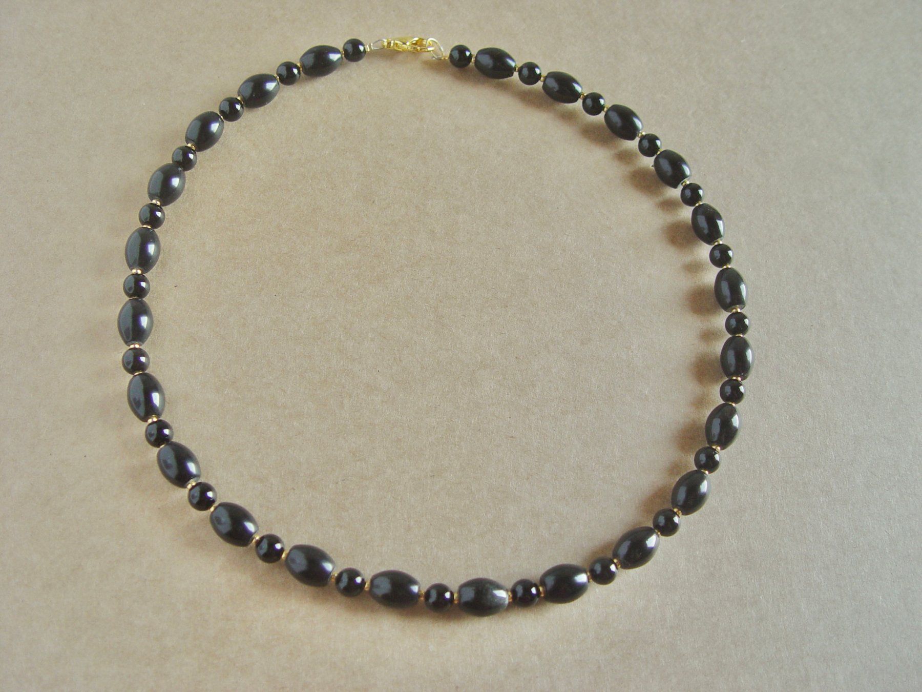 Colliers: Collier aus schwarzem Obsidian – Neuf (Voir description) à Henggart par gernli 1