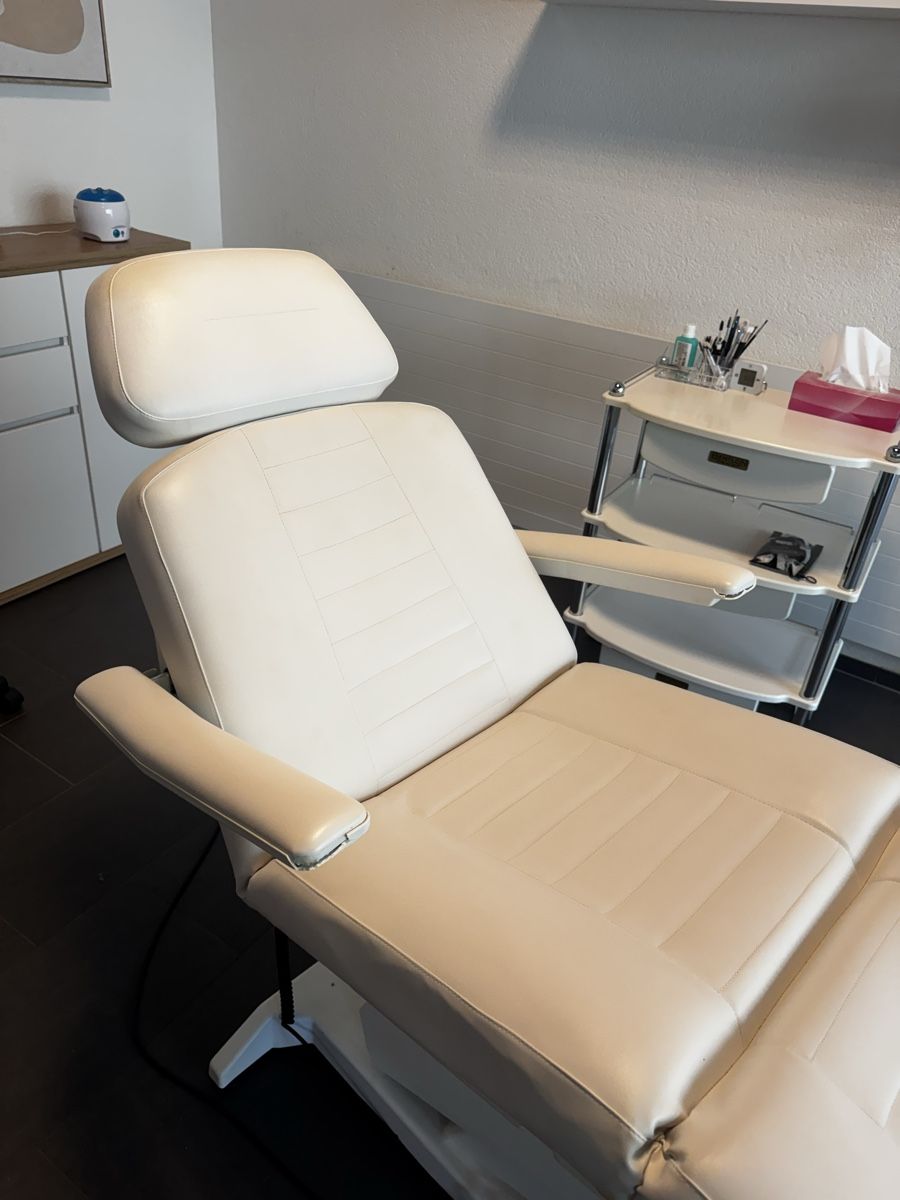 Lettini & sedie per cosmetici: Kosmetikliege – Usato da Wolfhalden venduto da sin_682b 2