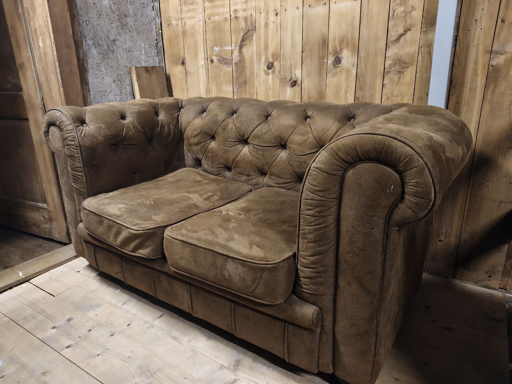 Divani: Sofa Chesterfield Design braun Kunstlederoptik – Usato da Weisslingen venduto da jacksonmo