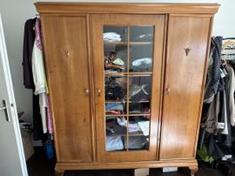Kleiderschrank aus Holz dreitürig mit Glaseinsatz