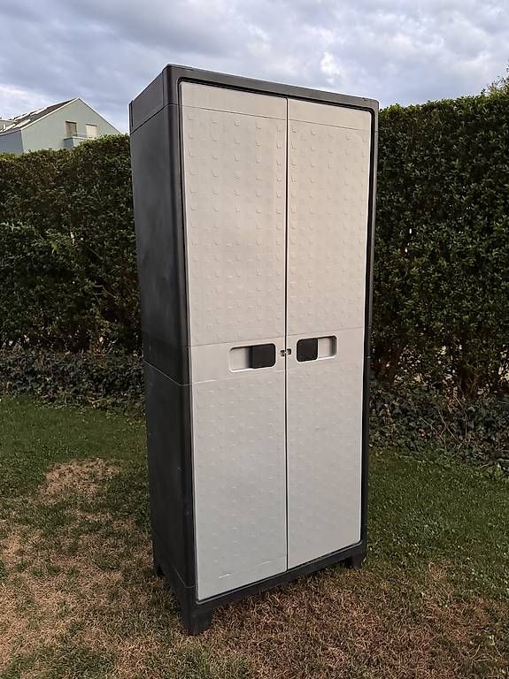 Schränke: Plastik Gartenschrank  – Gebraucht aus Hünenberg See von luc_lxp9 1