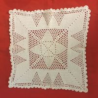 gehäkeltes Spitzendeckchen / Häkeldeckchen beige 30cm x 30cm